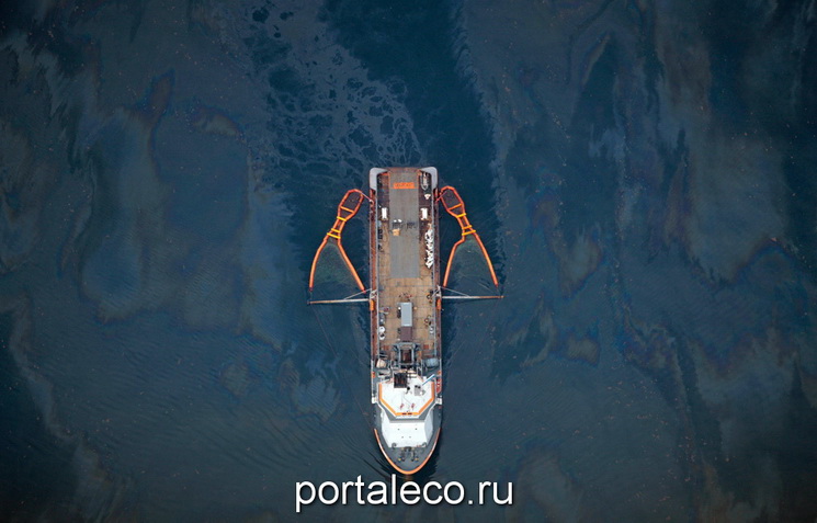 . Вспомогательное судно собирает нефть с поверхности Мексиканского залива